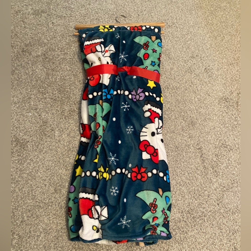 - Hello Kitty Christmas Blanket - Picture 2 of 4